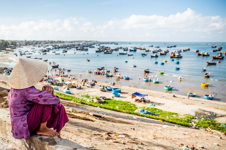 Uitzicht op de talloze vissersbootjes in Mui Né, Vietnam